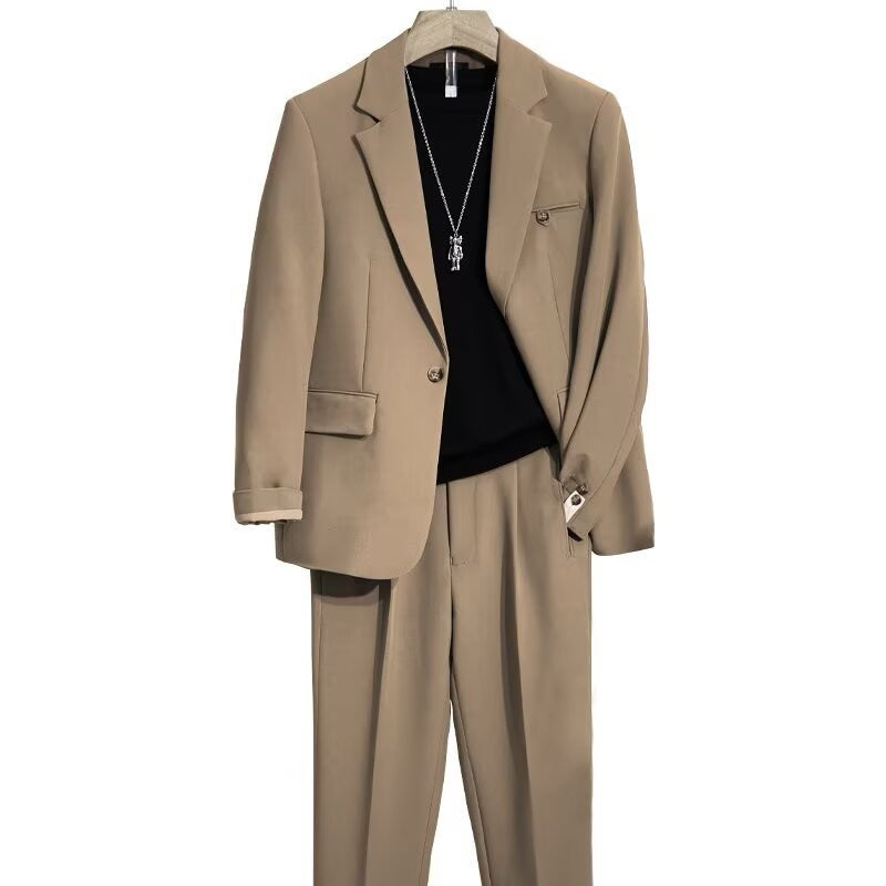 Conjunto de traje de dos piezas que combina elegancia y estilo moderno. Incluye blazer y pantalón , ideal para un look sofisticado y versátil