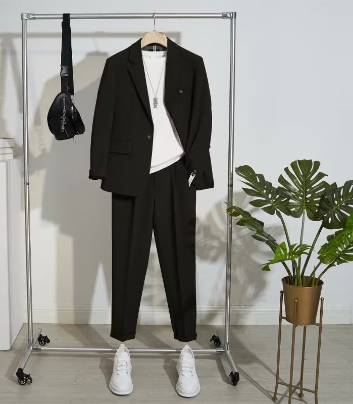 Conjunto de traje de dos piezas que combina elegancia y estilo moderno. Incluye blazer y pantalón , ideal para un look sofisticado y versátil