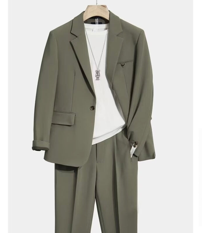 Conjunto de traje de dos piezas que combina elegancia y estilo moderno. Incluye blazer y pantalón , ideal para un look sofisticado y versátil