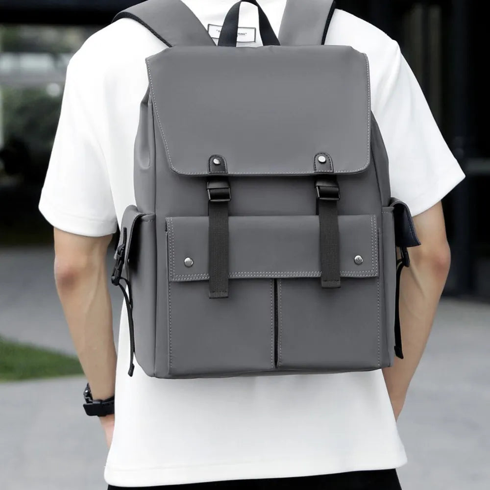Mochila de Piel Sintética con Múltiples Bolsillos – Estilo Urbano y Funcionalidad