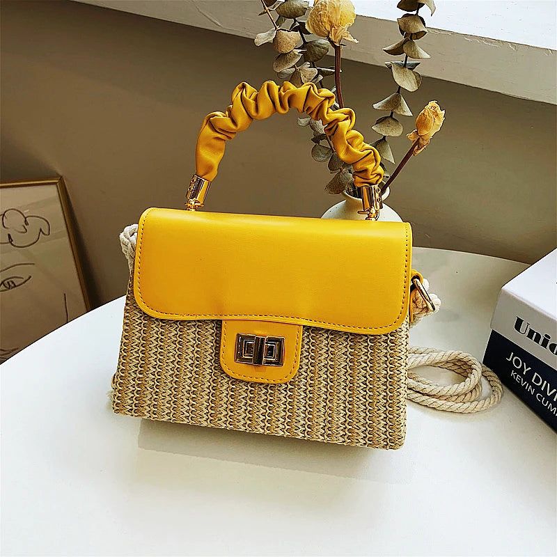 Bolso charol con asas de cuerda trenzada