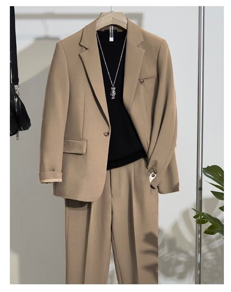 Conjunto de traje de dos piezas que combina elegancia y estilo moderno. Incluye blazer y pantalón , ideal para un look sofisticado y versátil